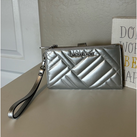 NEW Michael Kors Silver Quilted Wallet 💜 - Picture 3 of 6